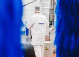 Працівник на завод з виробництва м'ясних напівфабрикатів Biovela